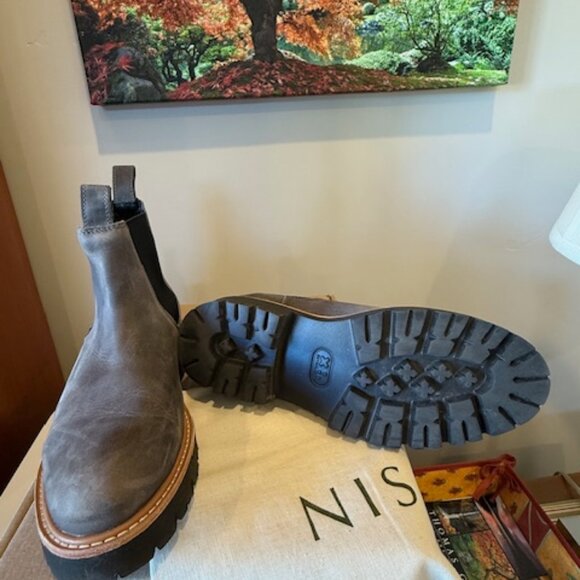 Nisolo Go To Chelsea Shoe Womens  8.5 Gray Leather Pull On Lug Sole Ankle Bootie - Picture 3 of 7